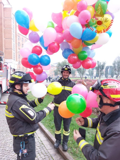 I Vigili del Fuoco di Brescia portano la gioia del Natale agli Spedali Civili