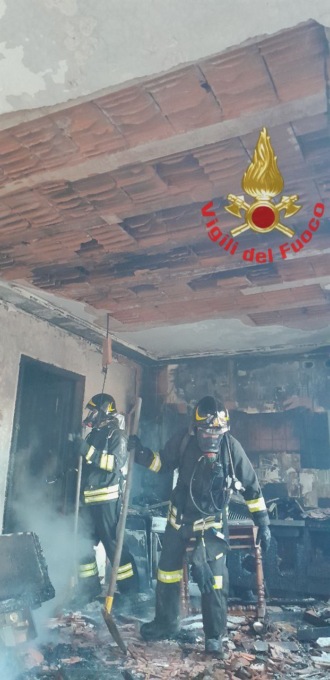 Incendio in casa: persona salvata dai vicini