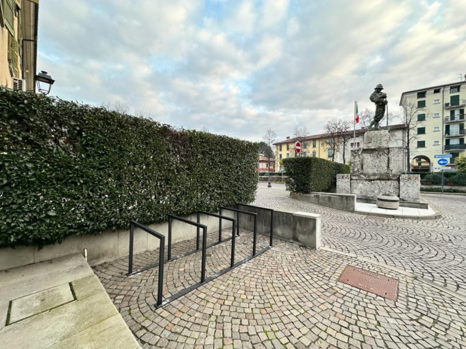 Totem e portabiciclette per la promozione della città