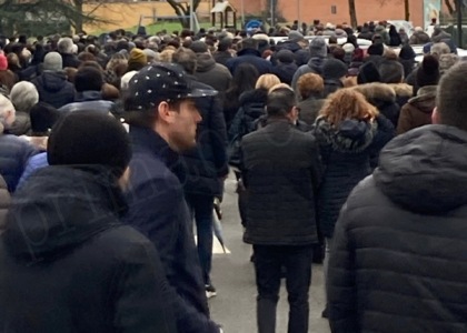 La folla di persone presente oggi ai funerali del giovane flerese