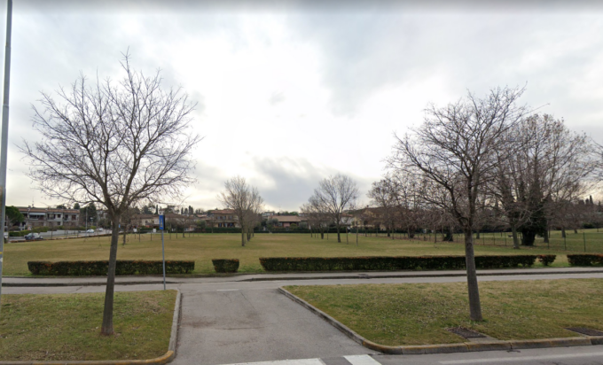 Scritte contro la nuova scuola e il primo cittadino