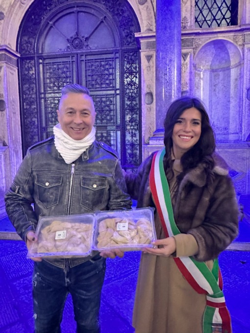 Consegna speciale di casoncelli per Paolo Belli