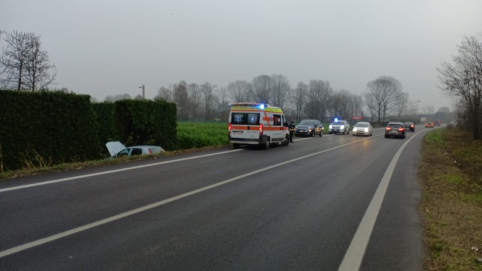 Auto finisce fuori strada sulla Variante Est, attimi di paura