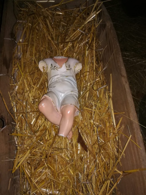 Decapitata la statua di Gesù Bambino dal presepe in chiesa