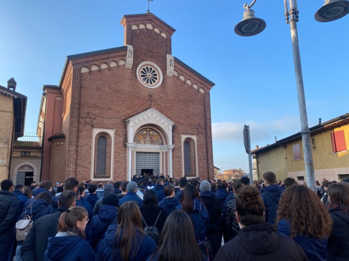 Comezzano si ferma per l’ultimo saluto a Federico, morto a soli 16 anni