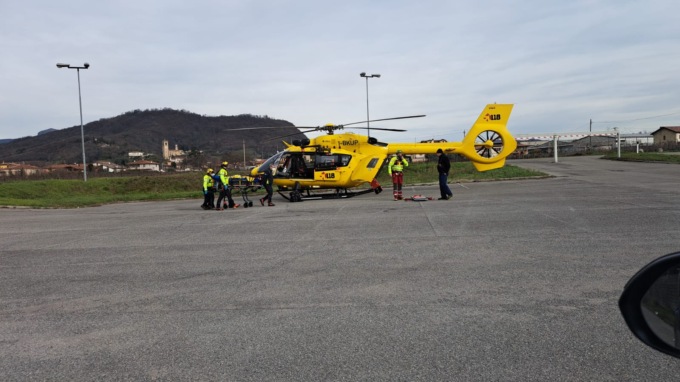 Precipita da 8 metri, grave un operaio