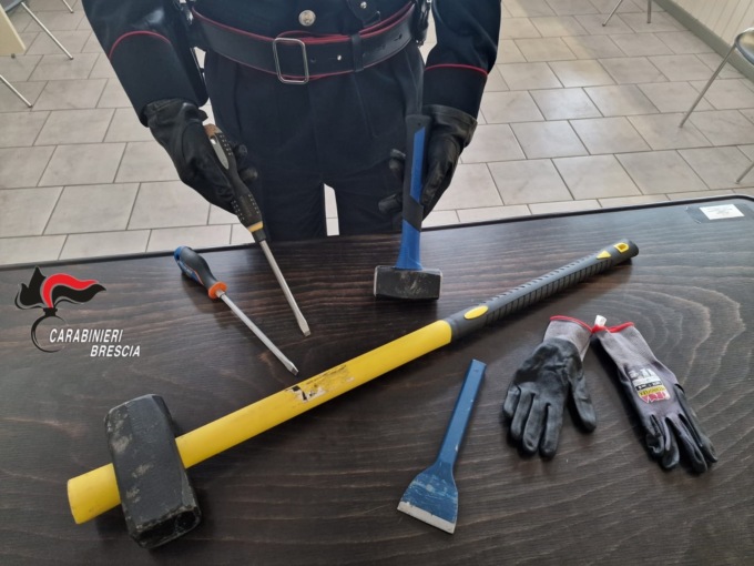 Ladri inseguiti abbandonano l’auto ancora in corsa