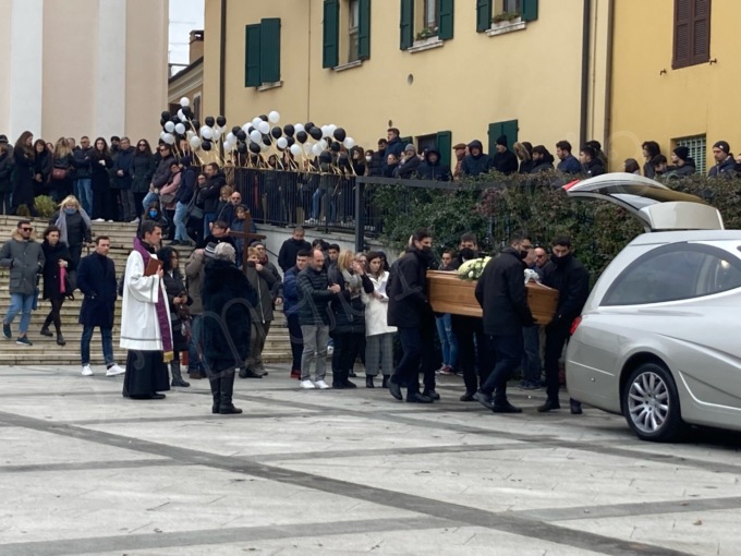 La parrocchia gremita per l’ultimo saluto a Nicola