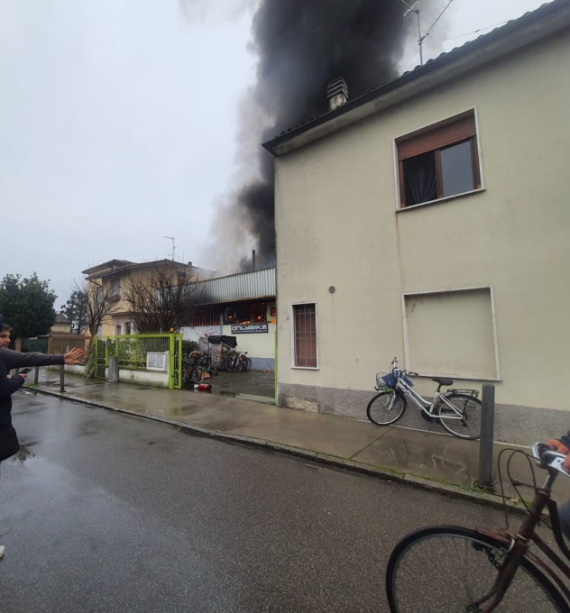Capannone in fiamme, fumo alle porte della città