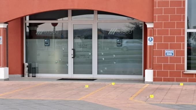 Spari nella notte contro uno studio medico di Palazzolo