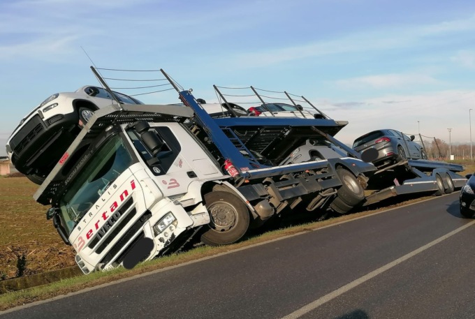 Bisarca si ribalta assieme alle auto, illeso il conducente