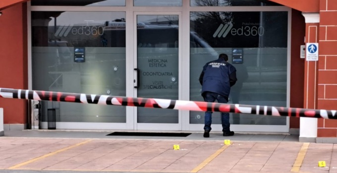 Colpi di kalashnikov contro il poliambulatorio, lo staff: “Un feroce atto di cattiveria, ma non molliamo”