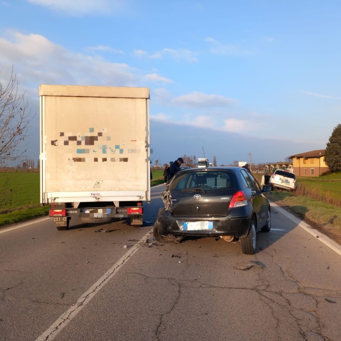 Accusa un malore e invade la corsia opposta