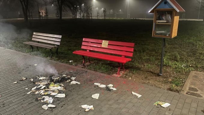 Danneggiano il bookcrossing e bruciano i libri, la denuncia corre sui social