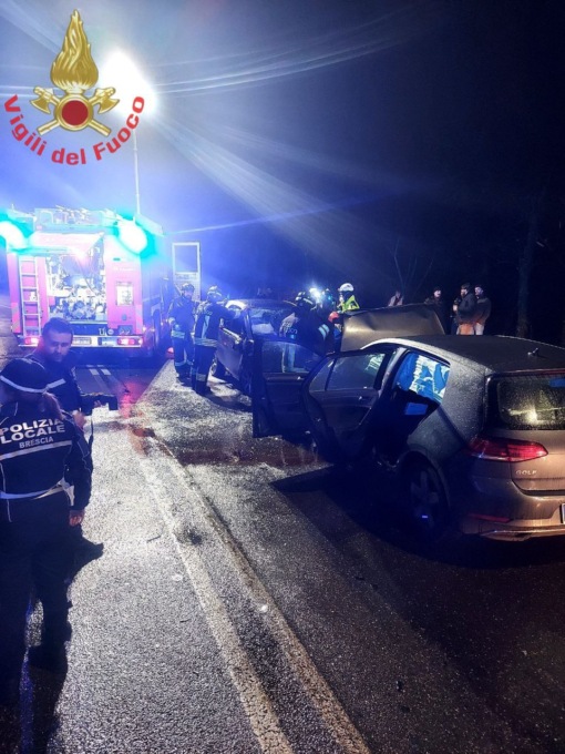 Frontale tra due auto, due feriti