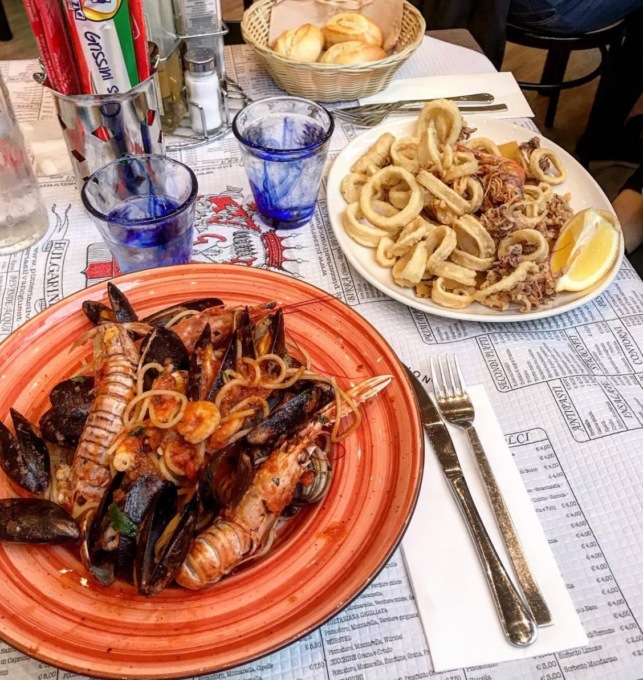 Cenano in sei al ristorante e se ne vanno senza pagare