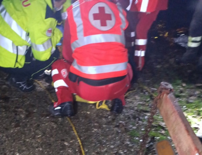 Donna finisce nel fiume Oglio, recuperata ancora viva