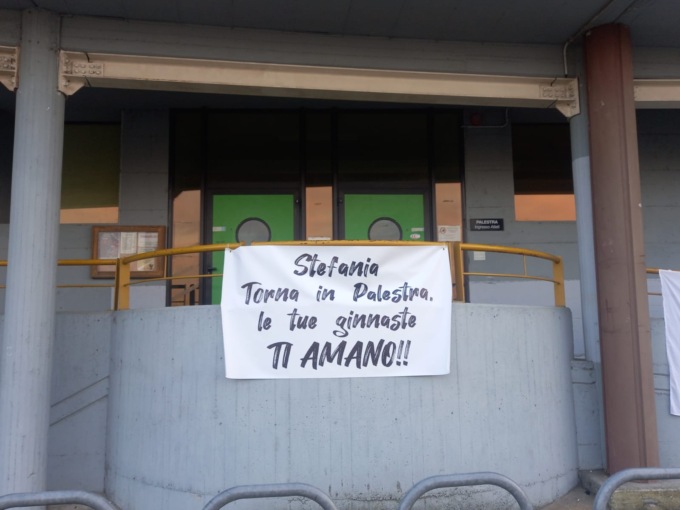 Striscioni per Stefania Fogliata fuori dal palazzetto comunale