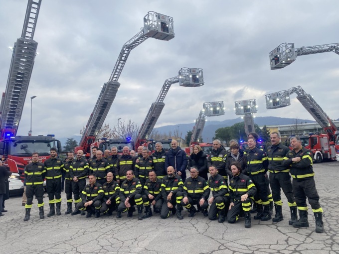 Vigili del Fuoco, consegnate 60 nuove autoscale