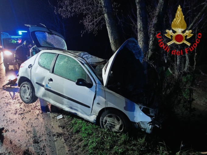 Perde il controllo dell’auto e va fuori strada, paura per un 19enne