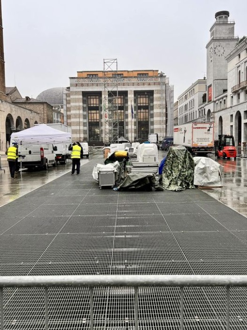 Illuminazione di piazza Vittoria modificata per le prove di Bg Bs 2023