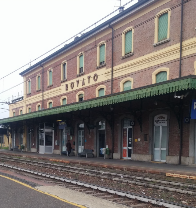 Molesta i pendolari e poi si spoglia nudo: denunciato