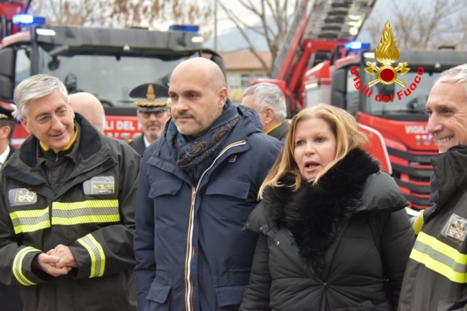 Vigili del fuoco di Brescia, le immagini della consegna delle autoscale
