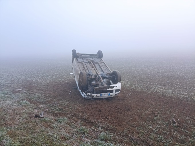 Auto finisce fuori strada e si ribalta su se stessa