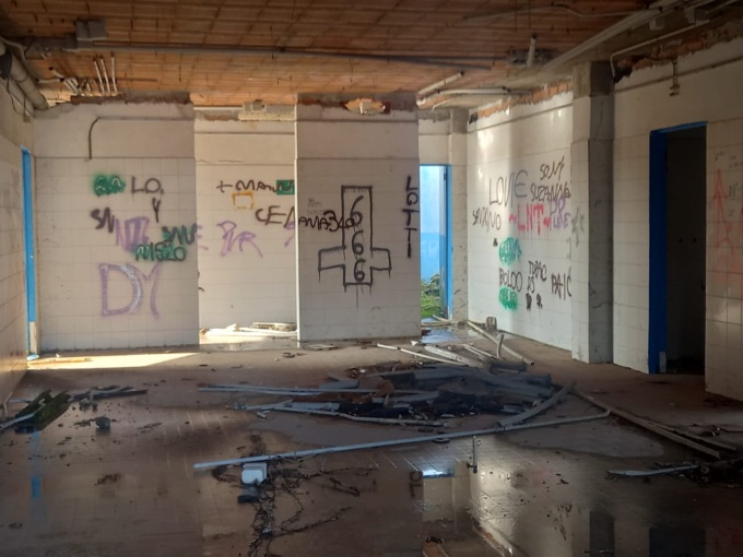 Rifiuti abbandonati e scritte sataniche all’ex Genux