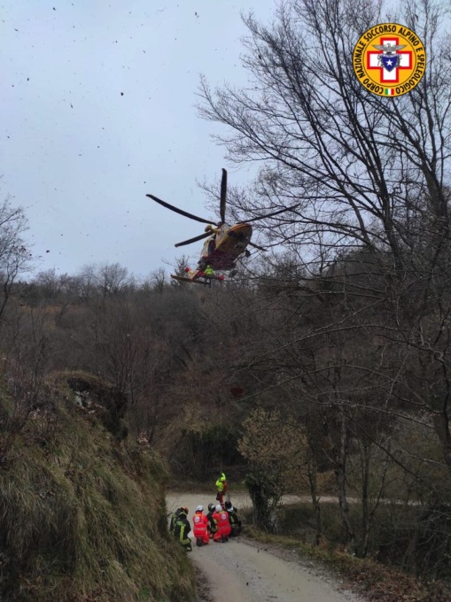 Auto finisce in un burrone: interviene l’elisoccorso