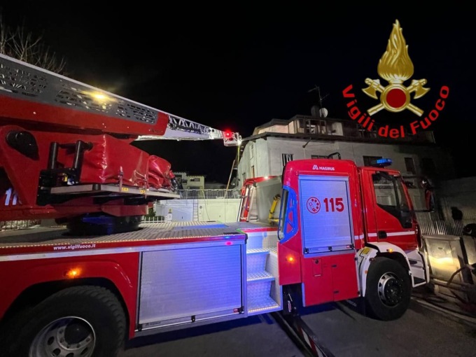 Tetto in fiamme a Iseo, intervento proseguito nella notte