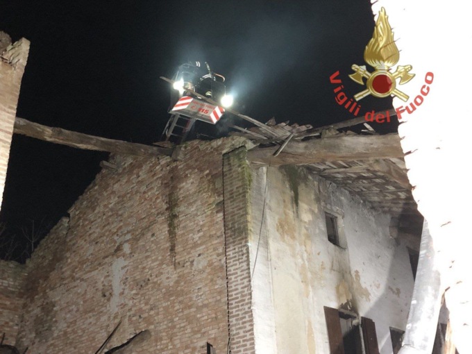 Cascinale in fiamme a Leno