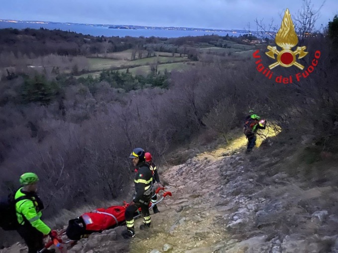 Distorsione alla caviglia sulla Rocca di Manerba, l’intervento dei Vigili del Fuoco
