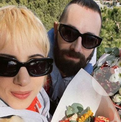 Coma_Cose, 100 mazzi di fiori sospesi per dire “grazie”