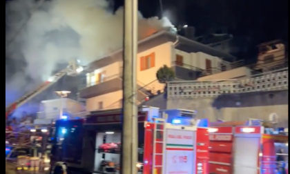 Le fiamme devastano l'abitazione, Vigili del Fuoco al lavoro tutta la notte