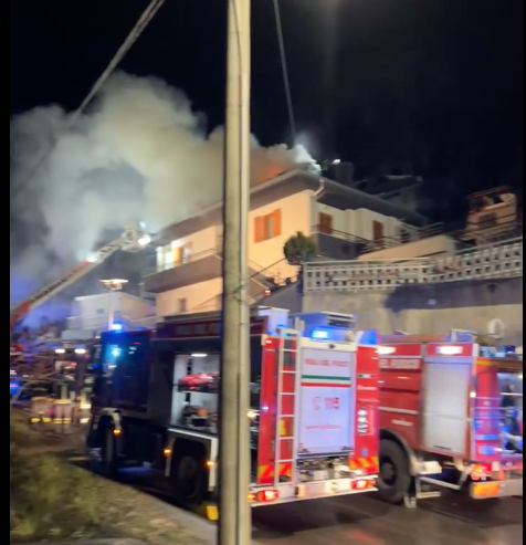 Le fiamme devastano l’abitazione, Vigili del Fuoco al lavoro tutta la notte