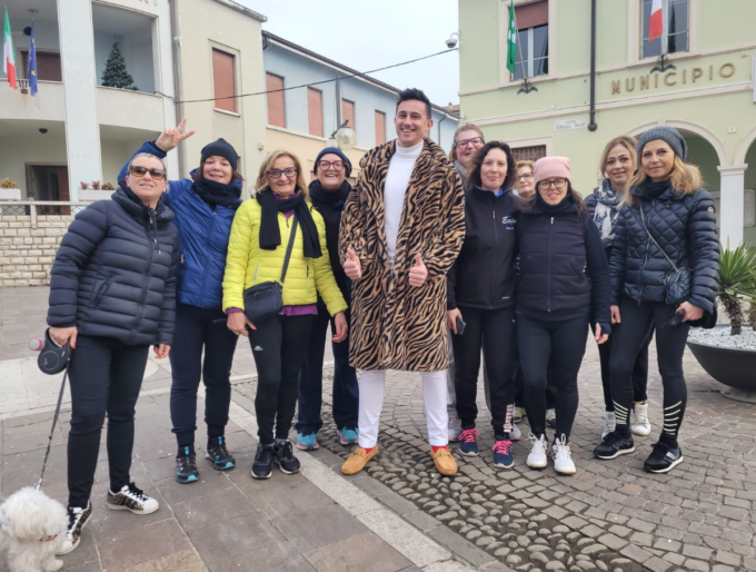 Vincenzo Regis a Nuvolera per la canzone promessa dopo gli (oltre) mille commenti raggiunti sui social