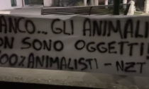 Blanco: striscione degli animalisti a Calvagese contro il cane blu del video