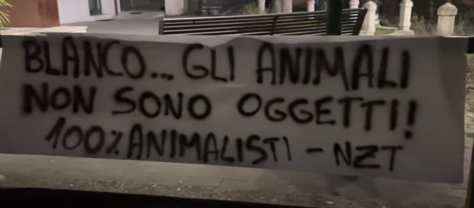 Blanco: striscione degli animalisti a Calvagese contro il cane blu del video