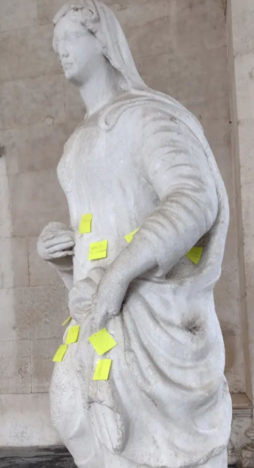 Sulla Lodoiga appaiono post – it gialli con scritte anonime