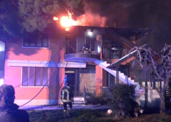 Incendio a Rovato, brucia il tetto di una villetta