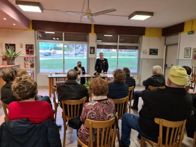 Con la scusa di installare rilevatori per le fughe del gas spillava soldi agli anziani