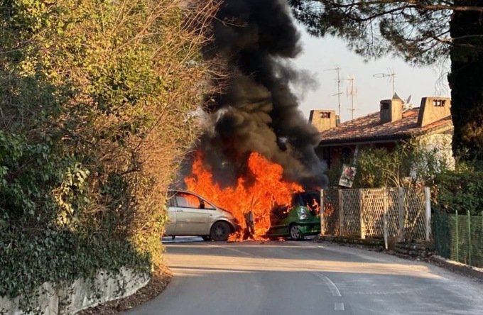 Schianto tra auto, una prende fuoco