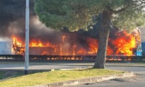 Pullman in fiamme a Desenzano del Garda
