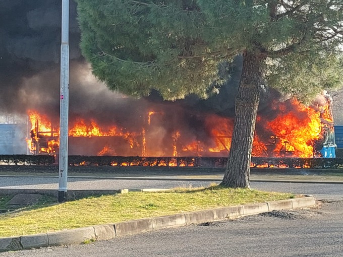 Pullman in fiamme a Desenzano del Garda