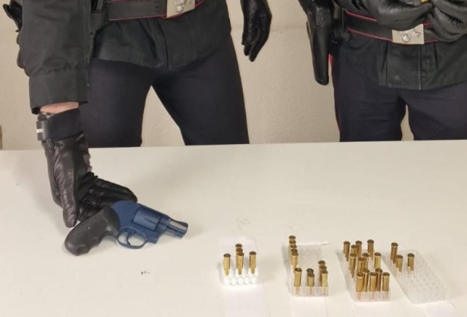 Estrae la pistola all’isola ecologica, arrestato