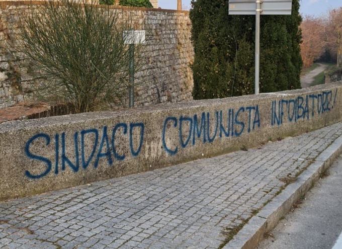 “Sindaco infoibatore”, il Pd contro la scritta: “L’ignoranza usata come strumento di intimidazione”