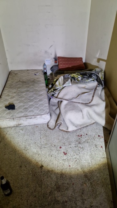 Vivevano in mezzo a droga e sporcizia: denunciati cinque clandestini