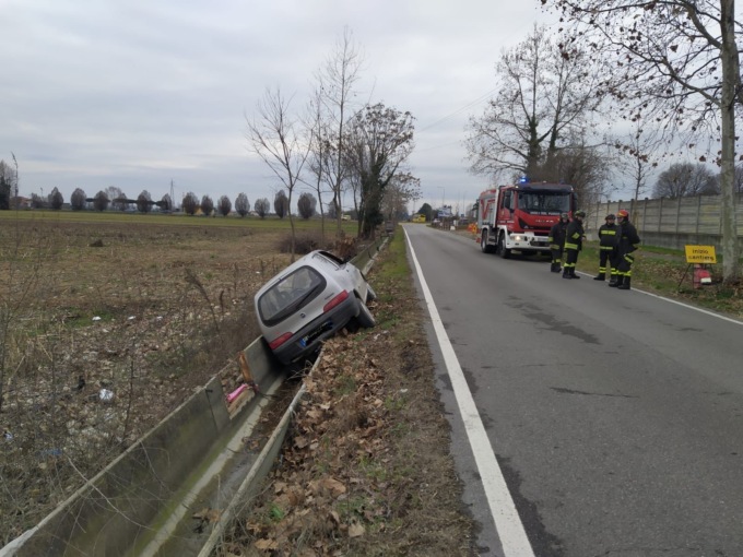 Chiari, 82enne finisce fuori strada