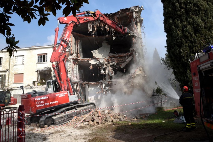 “Ex Arici Sega” al via i lavori di demolizione